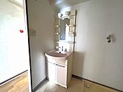 生活用品のレイアウトが見やすい一面鏡タイプの洗面化粧台。 