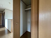 廊下や玄関の共用部には、こんな収納があるととっても便利です。 