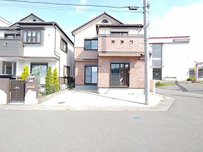 外観：南道路に面した、陽当たり良好な物件です。 