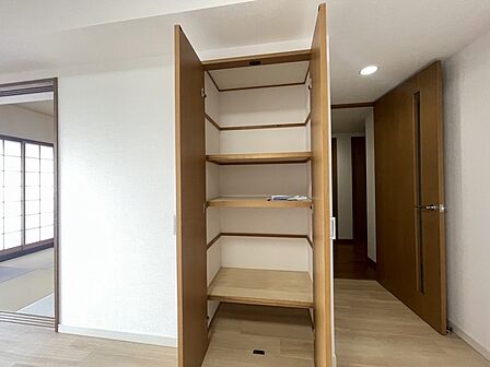 何かとものがあふれやすいリビングに、ちょっと一工夫。うれしい収納空間。 