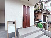 ポーチのついた新築分譲物件。玄関の印象はいかがでしょうか？入口からご覧ください。 