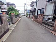 幅員こそやや狭くても、その分交通量が少なくて安心。 