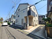 落ち着いた住宅街に馴染む、清潔感のある外観が日々の暮らしに穏やかな安らぎをもたらします。