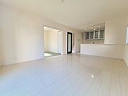 洗練された白を基調とした内装が、空間全体に広がりと穏やかな安らぎをもたらす住まいです。