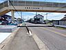 外観：前面道路は歩道も整備され、小さなお子様にも安心です。 