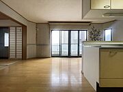 家族が自然に集りそうな広さが魅力のＬＤＫ。 令和8年8月リフォーム完成予定。
