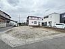 外観：駐車場2台分と小さなお庭が欲しい、なんて夢をかなえる敷地面積 