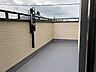 バルコニー：らくらくお洗濯を助ける広いバルコニー。 