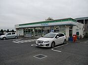 ファミリーマート伊奈南店（890m）