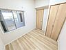 子供部屋：木の温もりが感じられるナチュラルな色合いで統一された穏やかなプライベート空間