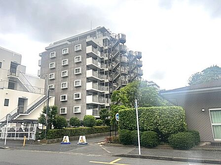 タイル張りの荘厳な外観は、マンションならでは。