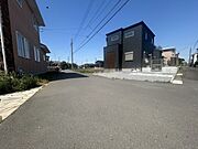 幅員の狭い道ですが、車通りの少ない住宅街に立地してます。 