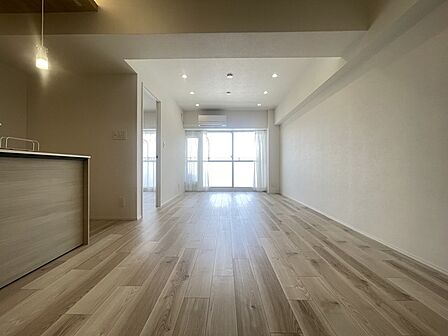 淡い色調の木目が心地よい広がりを感じさせ、無駄のないシンプルな空間が日々の暮らしに穏やかな調和をもたらします