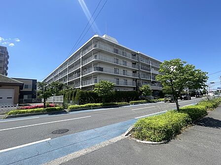 周辺の豊かな緑が穏やかな空気を醸し出し、街並みに落ち着いた調和をもたらす佇まいです