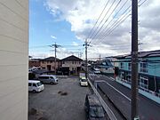 住宅街の中の一戸建て、あたりはほとんど住宅です。 