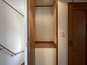 暮らしに自然と馴染む、落ち着いた佇まいの収納スペースが、日々の動線をすっきりと整えてくれます 