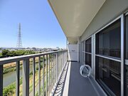 開放感あふれるバルコニーからは、空の広がりと穏やかな川の景色を眺めることができます。 