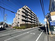 住民の方が主に利用する交通量少なめの道路に面してます。 