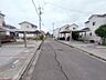 外観：車通りの少ない閑静な住宅地、のびのびした子育てに適します。 