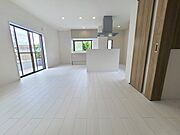 清潔感のあるホワイトを基調に、木の温もりがアクセントとなった心地よい広がりのある空間です。