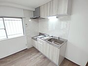 手を伸ばせばそこに収納が。安定した使用感の吊戸棚つきのキッチン空間。  