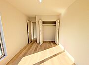 住宅街の2階南向きのお部屋、日当たりはご覧のとおり良好です。 