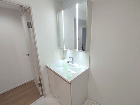 たっぷりの収納を設けたシャワー付洗面台で快適な暮らし。 