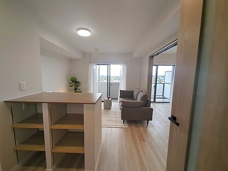 整ったレイアウトで、日々の動線もスムーズに。木の温もりが感じられる、心地よい広がりのある空間です。