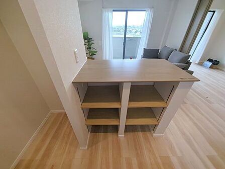 木目調の温かみと落ち着いた色調が調和し、日々の生活に安らぎを感じさせる空間です。
