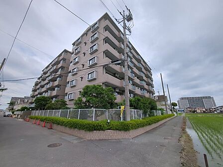 最寄り駅まで徒歩14分。この距離だと、運動不足も少し解消されるかも。