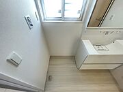 余計な装飾を削ぎ落とした、清潔感のあるシンプルな空間が日々の身支度を心地よく整えてくれます 