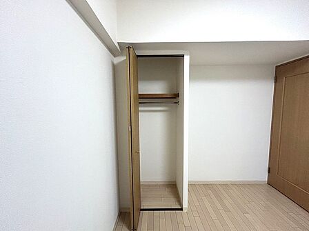部屋と部屋の隙間をうまく使ったスリムな収納スペース。