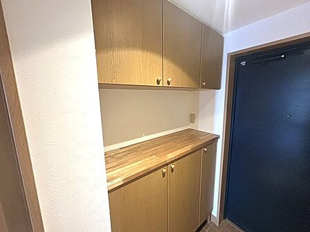 シンプルなデザインの玄関収納。