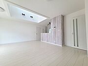 洗練された木目調のアクセントが空間の奥行きを引き立て、心地よい開放感を生み出しています。