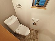 新しくお住まいになる方のことを考えて、トイレも新品に交換しました。 