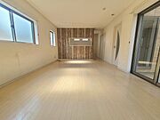 木のぬくもりがアクセントとなり、心安らぐ静かな時間が流れる広々とした空間です。