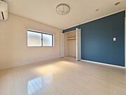 落ち着いた色調のアクセントクロスが空間を引き締め、静かな時間が流れる穏やかな住まいを演出しています。