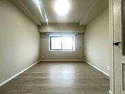 ニュートラルな色調と洗練された内装が調和し、住まう人の個性を引き立てる穏やかな空間が広がっています 