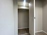 収納：日々の暮らしを整える、無駄のないシンプルな空間が広がります。整理整頓がしやすく、お気に入りの物たちをすっきりと納められる奥行きのある設計が、心地よい住まい時間を支えてくれます 