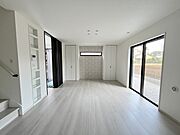 リビングは家具の配置も思いのまま。自由度が高い設計です。 