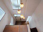 高さのある空間が開放感をもたらし、静かな時間が流れる中で安らぎと心地よさを感じていただけます。 