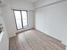 洋室：今からここを誰のお部屋にしようか、そんな洋室。大きさは5.6帖です。 