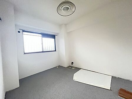 今からここを誰のお部屋にしようか、そんな洋室。