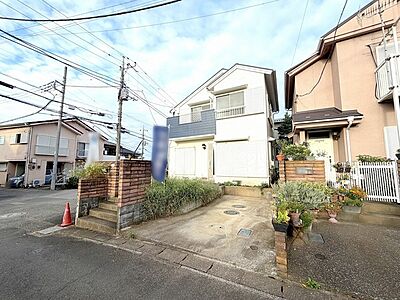 外観:前面道路は歩道も整備され、小さなお子様にも安心です。 外観:前面道路は歩道も整備され、小さなお子様にも安心です。