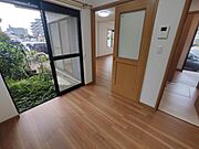 キッチンのすぐ隣りにあるダイニングスペース。家事動線が短くて使いやすい配置です。 