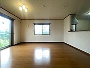 穏やかな風が通り抜けるような、落ち着いた広がりを感じる空間。住まう人の個性を引き立てるシンプルな内装は、日々の暮らしに心地よい調和と安らぎをもたらしてくれる穏やかな佇まいです リフォーム工事前の写真。