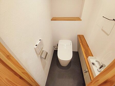 無駄のない洗練されたタンクレスデザインが、空間にすっきりとした広がりをもたらしています。 