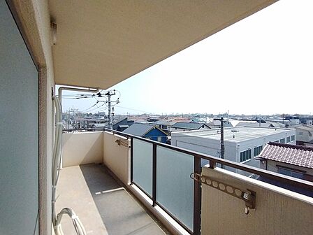 南向きバルコニーでお洗濯ものはいつもカラッと乾きます。 