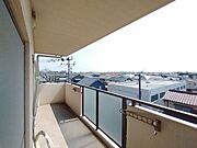 南向きバルコニーでお洗濯ものはいつもカラッと乾きます。 
