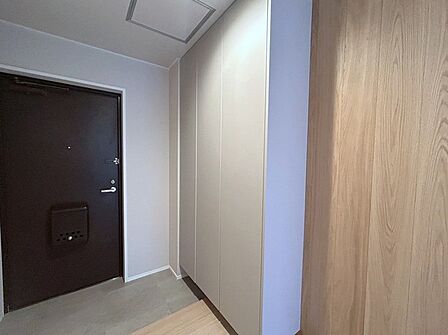 シンプルなデザインの玄関収納。